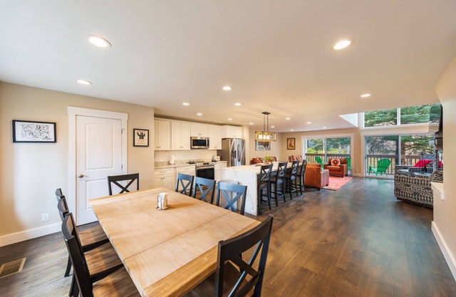 Wind River 6: Beautifully Renovated Townhome - Walk to Lift