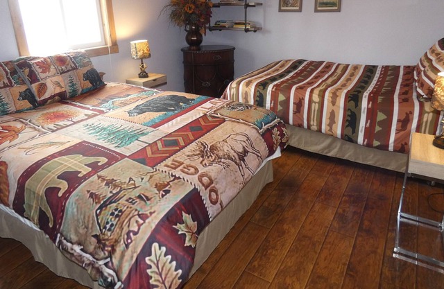 Yellowstone Two Bed Studio Just One Mile From Yellowstone's Main Entrance