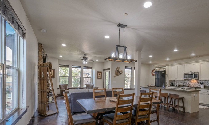Park City House | >10 Mins to Skiing & Main St! Private Hot Tub, Gym,Fresh Remodel, All New HDTVs, FREE SKI RENTAL