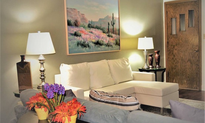 Grand Forks Apartment | 102 m² Apartment ∙ 2 bedrooms ∙ 5 guests