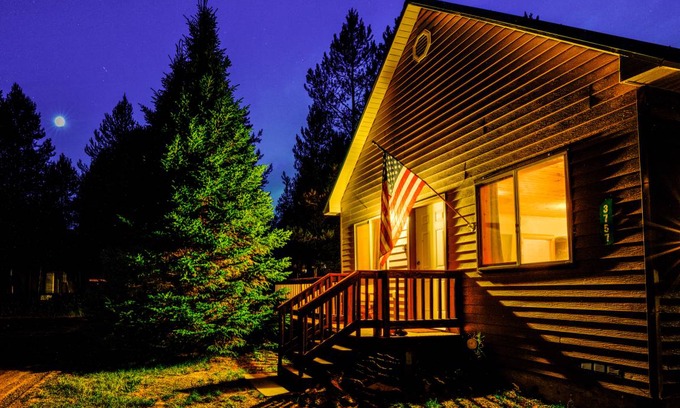Island Park Cabin | 113 m² Cabin ∙ 2 bedrooms ∙ 8 guests