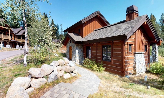 Tamarack Resort Cottage | 116 m² Cabin ∙ 2 bedrooms ∙ 6 guests