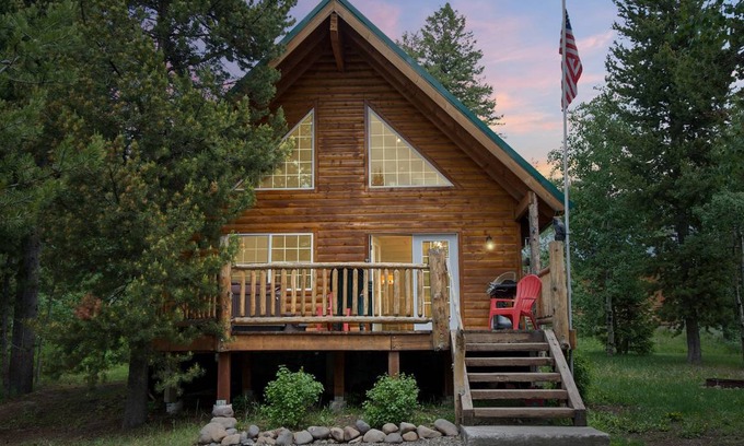 Island Park Cabin | 138 m² Cabin ∙ 3 bedrooms ∙ 8 guests