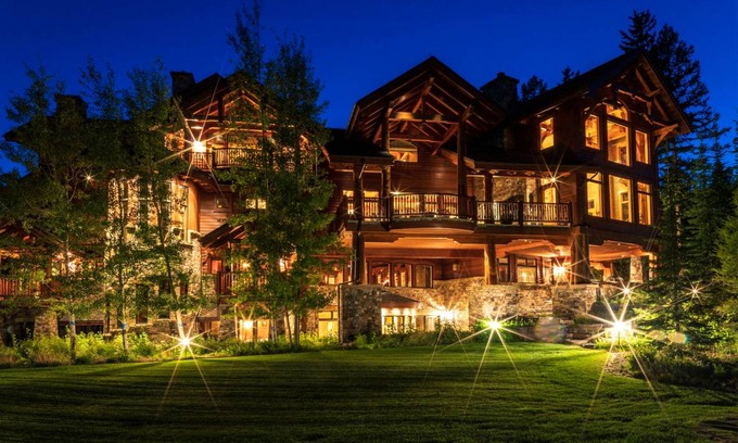 Whitefish House | 1390 m² House ∙ 7 bedrooms ∙ 24 guests