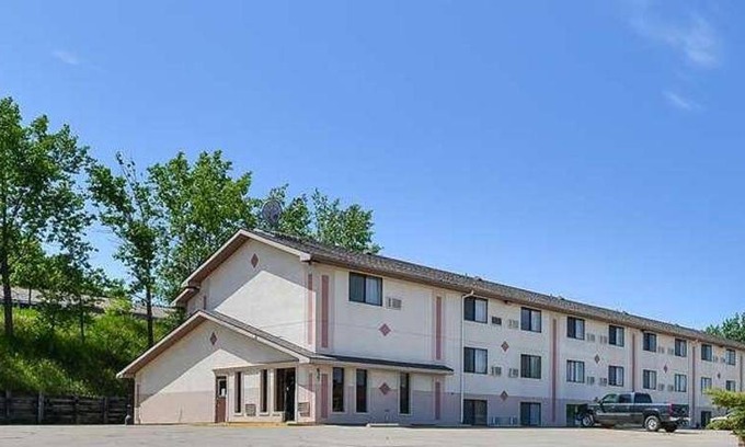 Dickinson Hotel | 144 m² Motel ∙ 4 guests