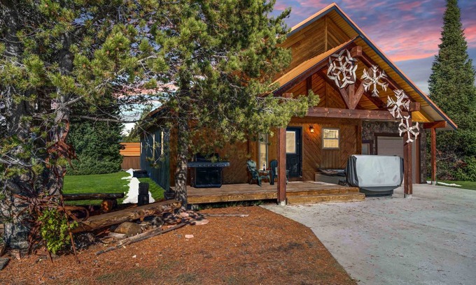 Island Park Cabin | 167 m² Cabin ∙ 3 bedrooms ∙ 12 guests