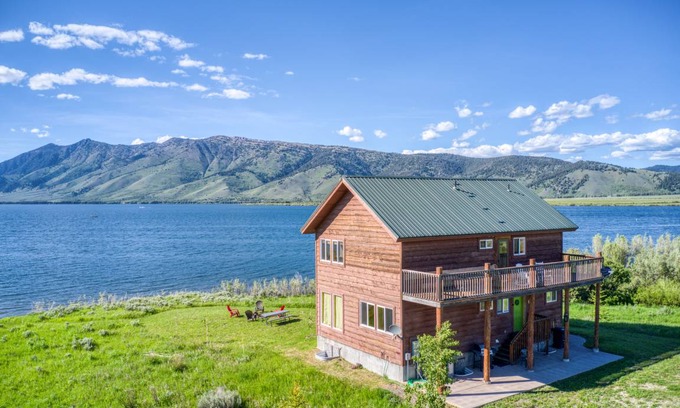 Island Park Cabin | 177 m² Cabin ∙ 4 bedrooms ∙ 9 guests