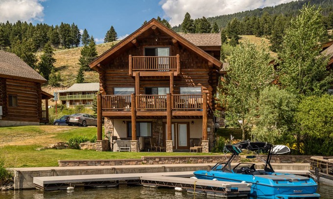 West Yellowstone Cabin | 214 m² Cabin ∙ 3 bedrooms ∙ 8 guests