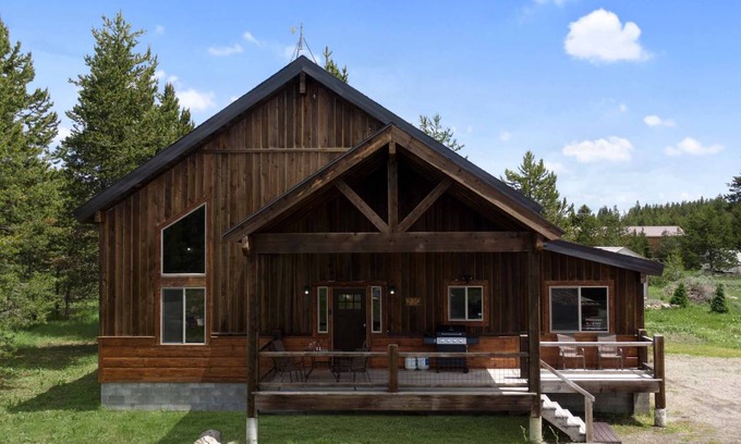 Island Park Cabin | 232 m² Cabin ∙ 5 bedrooms ∙ 12 guests