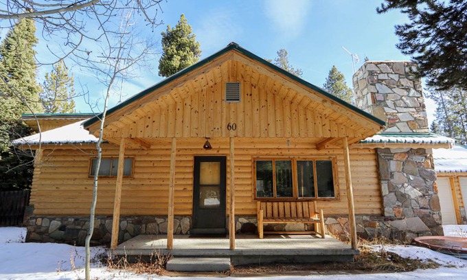 West Yellowstone Cabin | 251 m² Cabin ∙ 3 bedrooms ∙ 6 guests