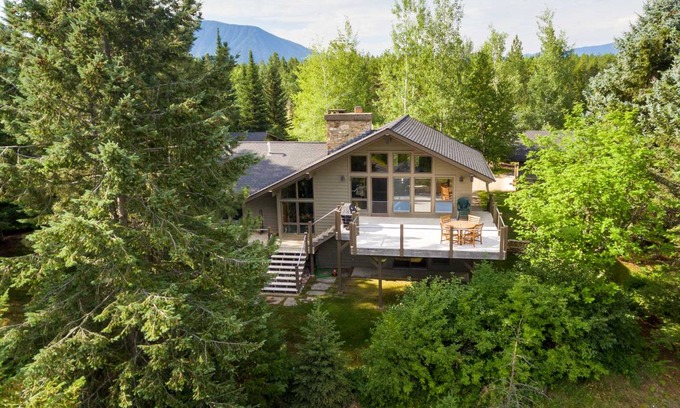 West Glacier House | 271 m² House ∙ 4 bedrooms ∙ 8 guests