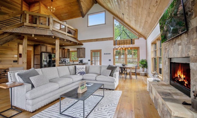 Foxfire Estates Cabin | 273 m² Cabin ∙ 3 bedrooms ∙ 6 guests