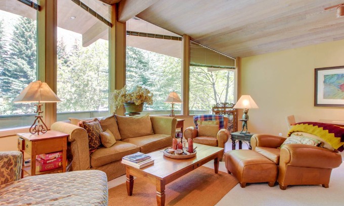 Warm Springs House | 285 m² House ∙ 4 bedrooms ∙ 8 guests