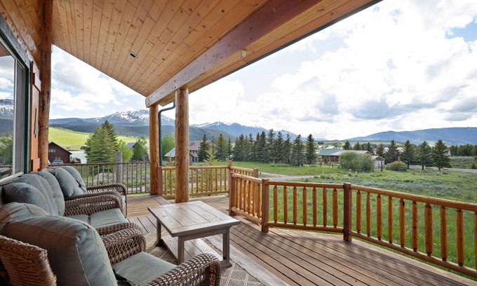 Island Park Cabin | 294 m² Cabin ∙ 4 bedrooms ∙ 10 guests