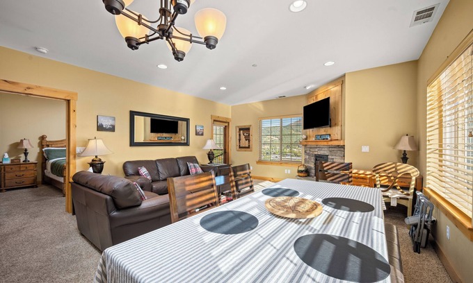 Kellogg Condo | 2Brm Mountain-View Getaway, Indoor Parking, WiFi, Sauna & Jacuzzi Tub
