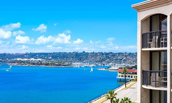 Downtown San Diego Hotel | 3-Star Hotel ∙ Hilton San Diego Airport/Harbor Island