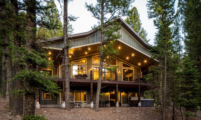 Island Park Cabin | 344 m² Cabin ∙ 4 bedrooms ∙ 15 guests