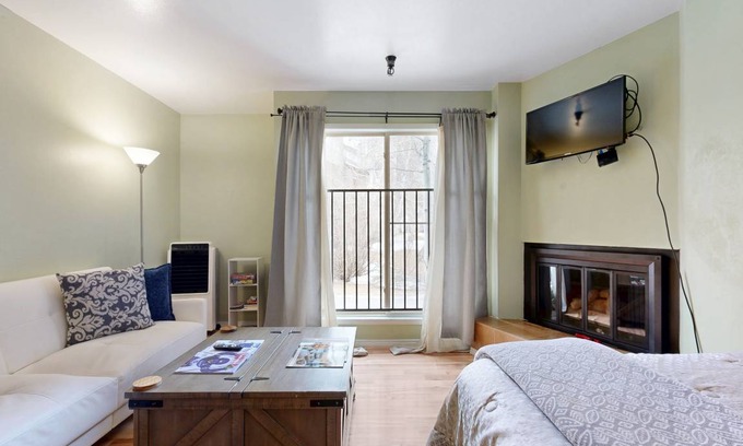 Elkhorn Village Apartment | 35 m² Studio flat ∙ 2 guests