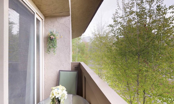 Elkhorn Village Apartment | 35 m² Studio flat ∙ 4 guests