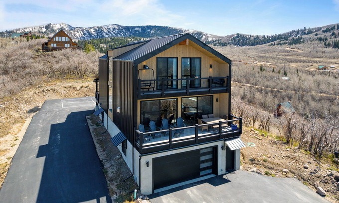 Timber Lakes Cabin | 360deg views, sleeps 18, hot tub, pickleball