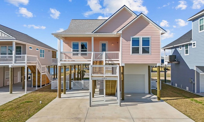 Terramar Beach House | 4 bed 3 bath Family Friendly Home in Marvelous Galveston with Pool Access & Wifi