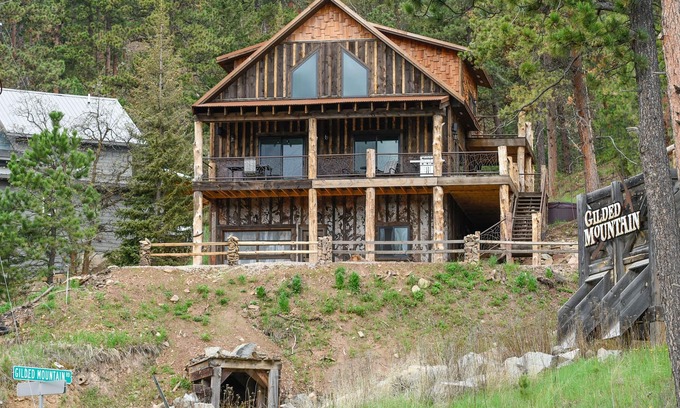Deadwood Cabin | 4 BR Rustic home with Log Accents and fire pit on very convenient location