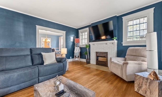 Midtown House | 4 KING BEDS Luxurious Historic Home in the Heart of Memphis