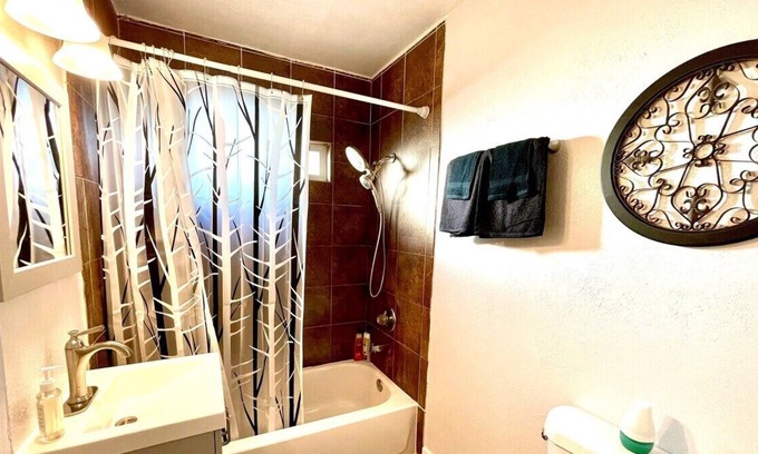 City Heights Apartment | #4, Spacious Freshly Remodeled - 2BR - 5mins to DT