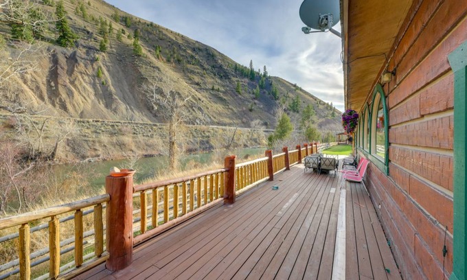Salmon House | 406 m² House ∙ 3 bedrooms ∙ 6 guests