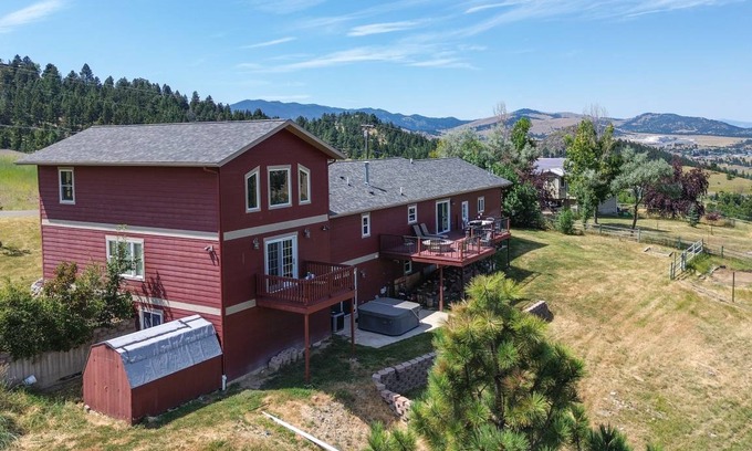 Montana City House | 464 m² House ∙ 3 bedrooms ∙ 6 guests