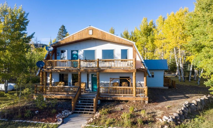 Island Park Cabin | 514 m² Cabin ∙ 6 bedrooms ∙ 15 guests