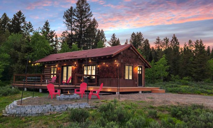 Island Park Cabin | 54 m² Cabin ∙ 2 bedrooms ∙ 4 guests