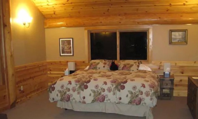 Viola Apartment | 600 sq. ft. private suite on the upper floor of an amazing modern log home.
