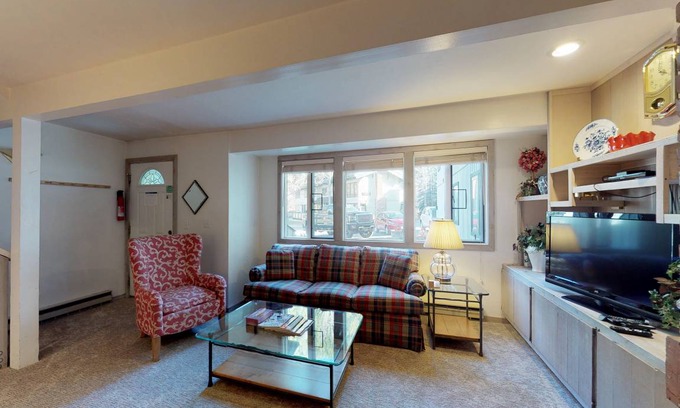 Warm Springs Condo | 75 m² Condo ∙ 2 bedrooms ∙ 4 guests