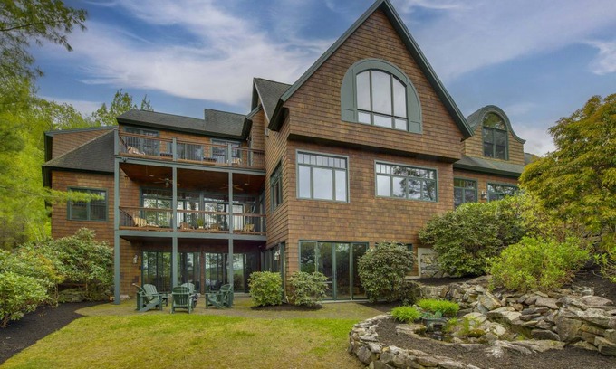 Alton Bay House | 882 m² House ∙ 6 bedrooms ∙ 12 guests