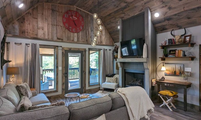 Marble Falls Cabin | 93 m² Cabin ∙ 2 bedrooms ∙ 7 guests