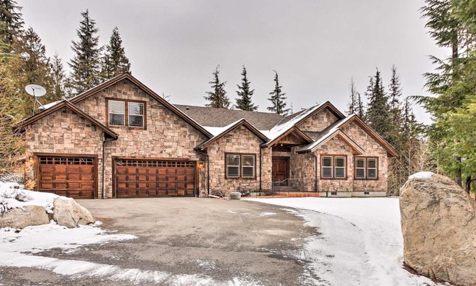 Priest River House | Amazing Priest Lake Home on Golf Course with Views!