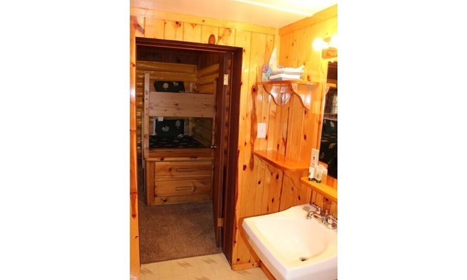 Ashton Apartment | Ashton Historic Log Cabins 7