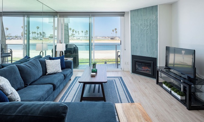 Mission Beach Condo | Bayfront, large-1,418 ft2 condo, 180 degree water views. Parking on site. A/C.