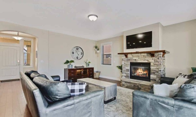 Meridian House | Beautiful 5BR w/Hot Tub + Pool Access! Sleeps 16