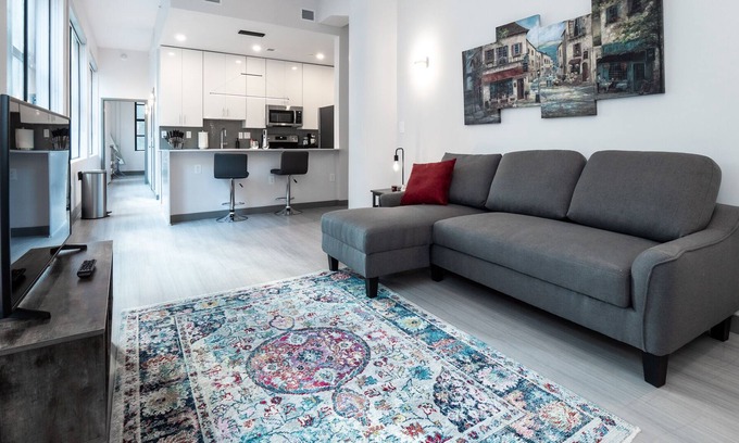 Central Business District Condo | Beautiful Modern Condo - Heart of Business District 401
