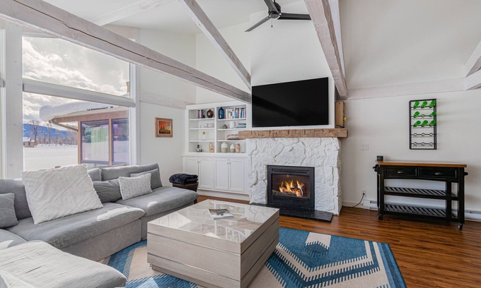 Jackson Hole House | Beautiful, modern townhome next to the golf course with WiFi and full kitchen