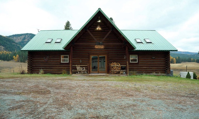 Superior Ski Chalet | Black Bear Chalet - Alpine Falls Ranch