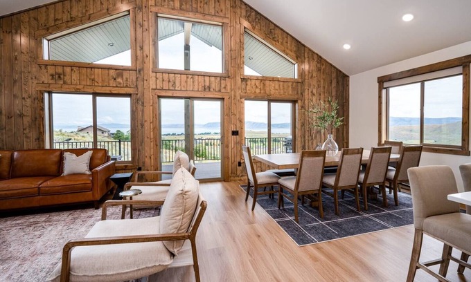 Sweetwater House | Blackbeary Cabin – Luxury Ski Retreat w/Hot Tub