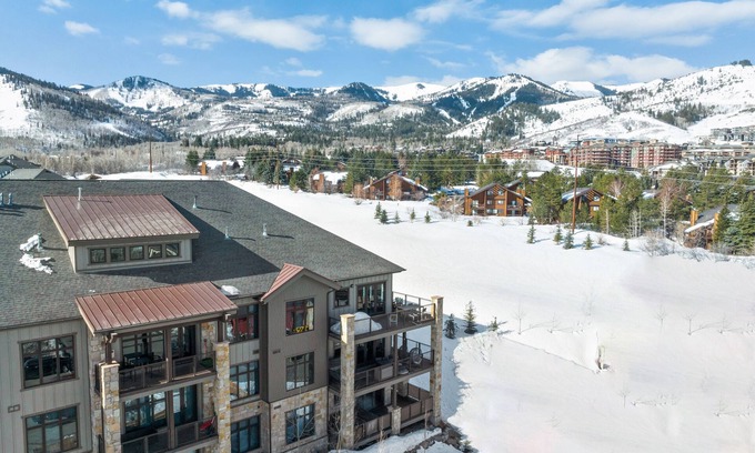 Park City Condo | Blackstone Luxury 2br, Walk to Skiing at Cabriolet, Mountain View, Shared Pool and Hot tub, Gym