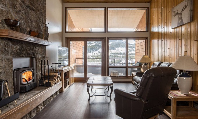 Big Sky Condo | Book a Holiday Stay! Sunny Condo with wifi, mountain views - on shuttle route