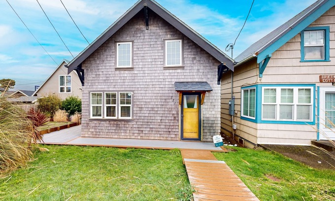 Rockaway Beach House | Bright & Airy Cottage Right in Town - Across Street from the Beach