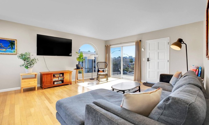 Crown Point Condo | Bright, Spacious 2 BD in the Heart of San Diego!