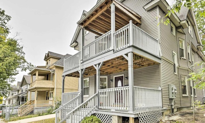 Memorial Square Apartment | Bright Springfield Apartment with 2 Balconies!
