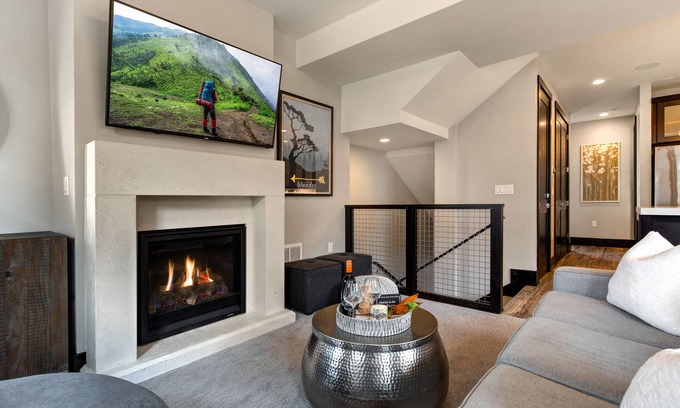 Park City House | Central Location, Hot Tub, Chef's kitchen + Community Amenities!